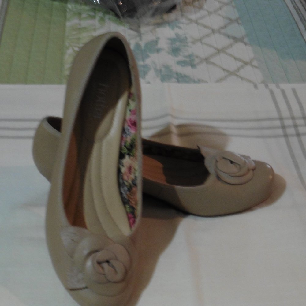 Hotter Beige Shoes size 9.5M 1 1/2 inch heel